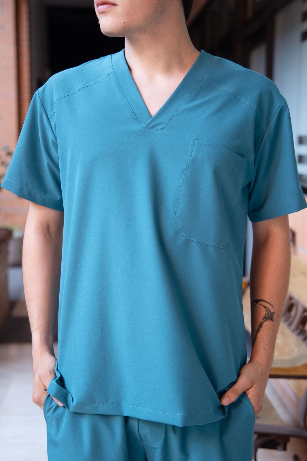 Filipina Técnica PulsaTech™ V-Neck